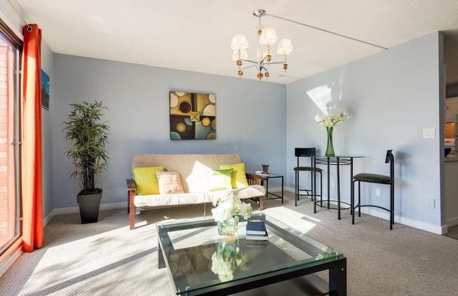 Superb 3BR mins to DT SAIT - Foto 1