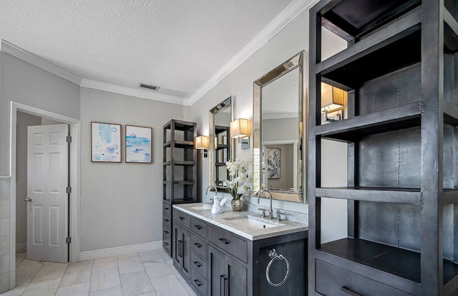 8BR Villa with Heated Pool Near Beach - Foto 58