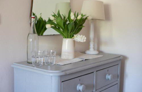 Gleneda Cottage - a renovated, traditional Cotswold cottage full of charm with fireplace and garden - Photo 32