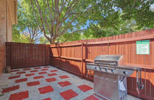 Modern Comforts & Classic Charm w Pool 5BD - Foto 37