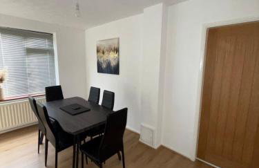 Contractor and Family, Private Detached Property DY5 - Foto 13