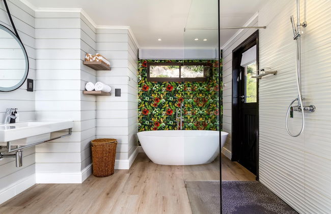 Spacious Apartment With Pool in Camps Bay - Photo 37