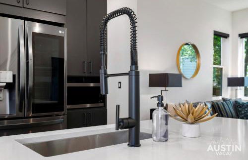 Luxury 2BR 2BA East Austin retreat w yard, deck and garage parking by Austin Vacay - Foto 23