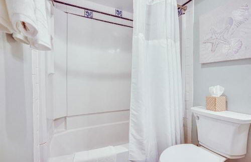 Poolside Fun and Ocean Strolls Harbor Island Haven! - Foto 16