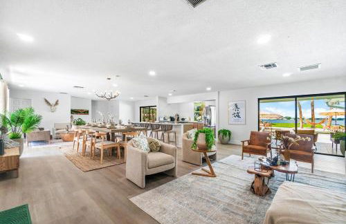 Deluxe Waterfront Villa with BBQ, Pool and Game Room - Photo 5