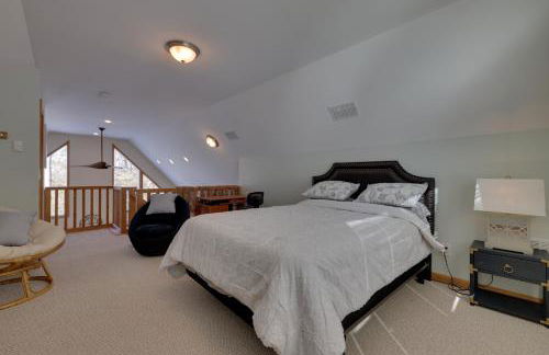 Large Deck and Resort Amenities Lake Ariel Retreat - Foto 19