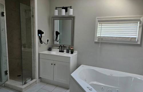 Luxury Pool with King beds Near Shops and Dining - Foto 27