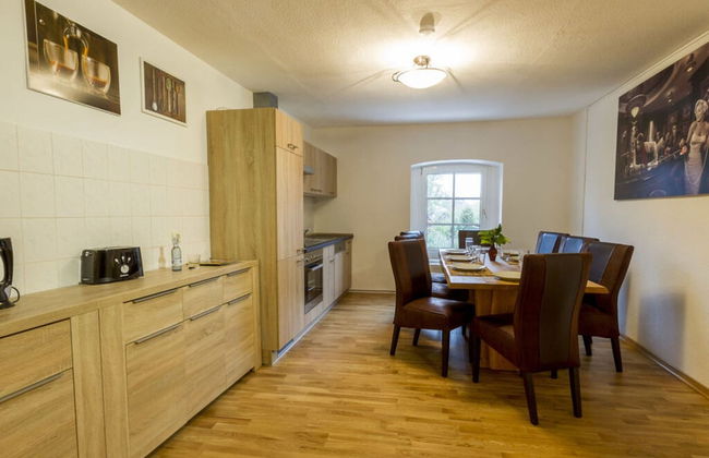 Courtyard View - Manor by the Lake - Photo 22