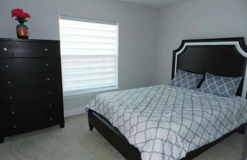 Modern 4BR Home with Wi-Fi & Garage Games - Foto 18