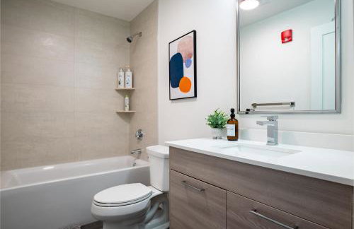 Modern Furnished Apartment in Heart of Quincy - Foto 12