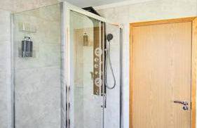 Cosy 2-bed apartment with free parking & ramp access - Foto 9