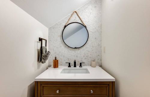 Modern Cabin Near Cheney Lake W Pool and Hot Tub - Foto 48