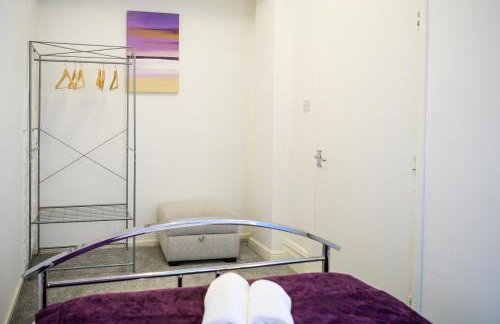 Purple Blossom, 2 bed apartment, Wi-Fi, near Didsbury, free parking - Foto 5