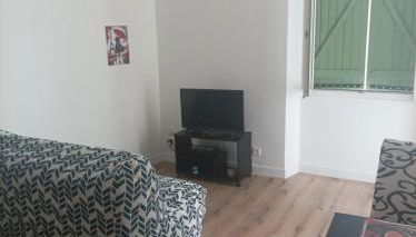 T2 Cosy, agréable fonctionnel et douillet, 1 lit 140 et un BZ , Wifi gratuit, boîte à clés, proche commerces et gare routière - Foto 3