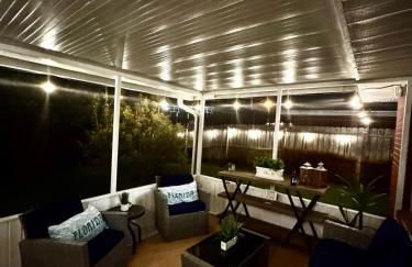 Golden Hour Getaway- Guest Favorite, 2 Min to Beach, Seasonal Pool & Arcade - Foto 5