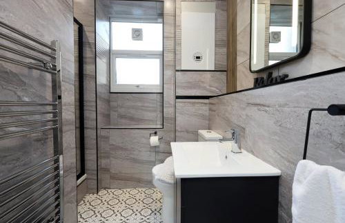 Modern Comfort 4 Bedrooms and Great Location - Foto 27