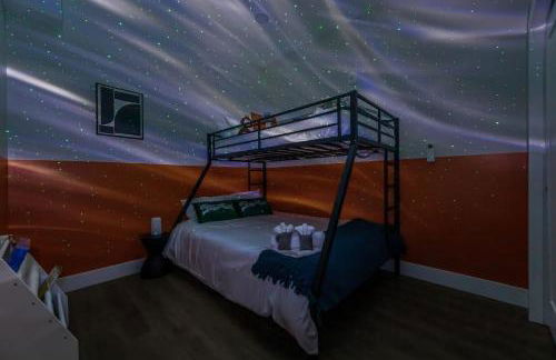 Apt+ 2 Queens+Bunkbed+Free Parking 55"TV - Photo 15