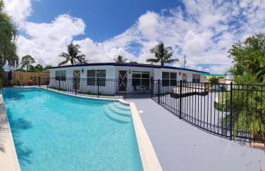 Prime Location Gateway with Pool & Patios, Near Beaches, Groceries and Restaurants - Photo 21