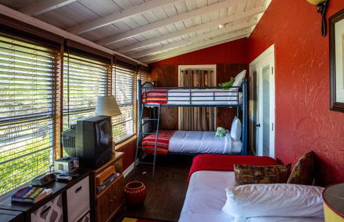 Cozy 2BR Cabin - King Bed Bunks Fire Pit & BBQ - Foto 14