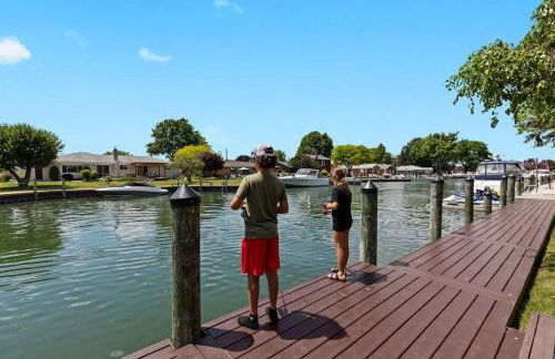 NEW! 4BR I Indoor Pool on the Bay in Boat Town USA - Foto 5