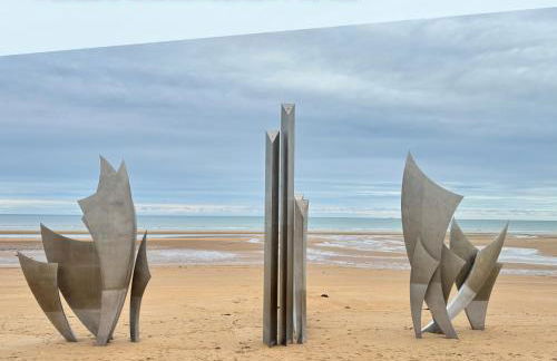 Chant des mouettes Maison rénovée spacieuse tout confort grand jardin belle terrasse aménagée parking 8 personnes 4 sdb 5 wc à 10 mn à pied de la mer Port en Bessin tous commerces restaurants proche Omaha Beach - Photo 38