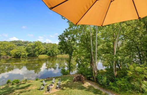 Riverside Oasis with Stunning Views, Cozy Firepit! - Photo 47