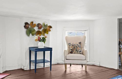 Elegant Manor w Private Yard & Modern Amenities - Foto 48