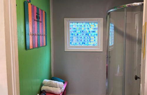 The Bluebird Cottage Style Cabin with Hot Tub near Turner Falls and Casinos - Foto 14