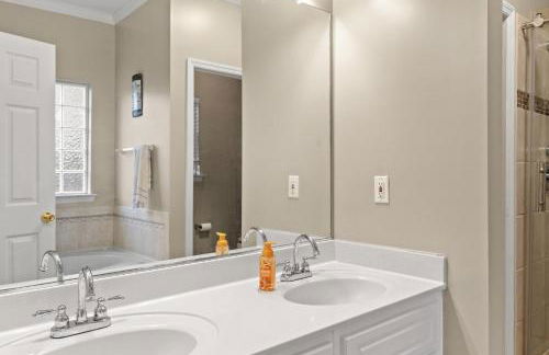 Private Fenced Yard • Sleeps 10 • Mins to Malls - Foto 20