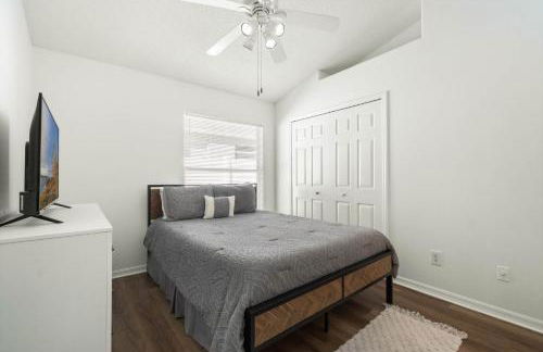 Luxury 4-Bedroom Home with Private Pool, Jacuzzi, AC, Wi-Fi, Cable TV, 5 Minutes from Disney - Foto 17