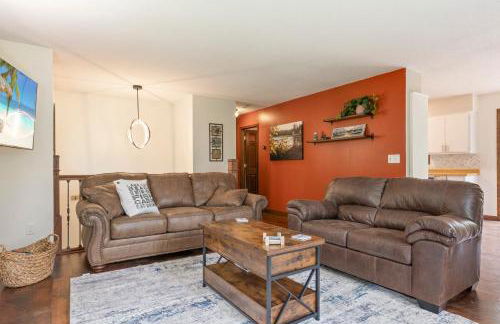 Large Home with lake views and space to entertain friends - Foto 38