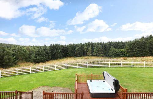 JOIVY Greenknowes Estate with Hot Tub and Bar - Farmhouse and Lodge - Photo 77