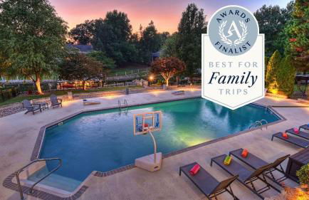 Lakefront Home w Pool, Dock, Fire Pit & Game Room Sip, Sip Away by Avantstay - Foto 2