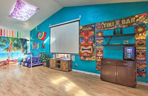 Hot Tub and Theater Room Tropical Springfield Home - Foto 22