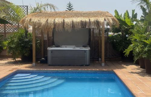 VILLA BLOSSOM in the beautiful area of Puerto Santiago Tenerife with 5 bedrooms for up to 10 guests private swimming pool and many other activities to entertain the family Secure parking for 2 cars and disabled access throughout - Foto 7