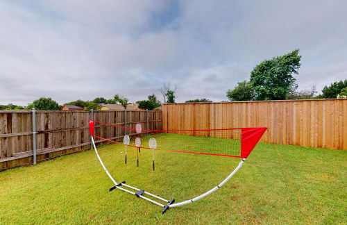 Pool and Outdoor Bar! Spacious Getaway in Sachse - Foto 28