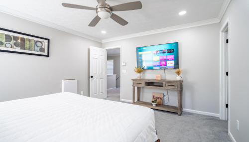 Spacious 3BR with Game Room and Fenced Yard Near Six Flags and Braves - Foto 4