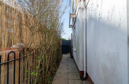 2 Bed Flat in Woking Central - Foto 57