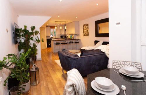 Cosy 4BR house, West Didsbury, bars and restaurants close by, Free Parking, Sleeps 8 - Photo 1