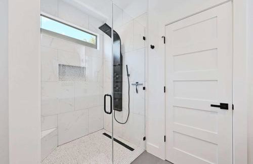 East Austin 5BR w Private Pool Rooftop & Views - Foto 31