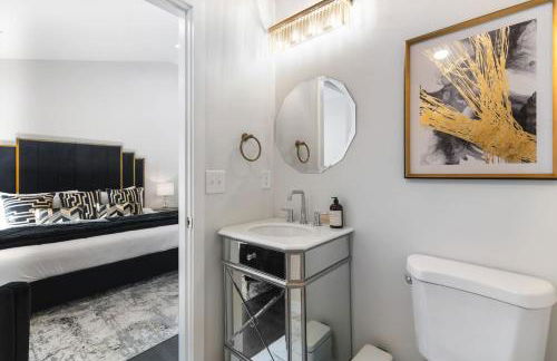 Vibrant Neon Condo Near Restaurants, Coffee and Bars - Foto 24