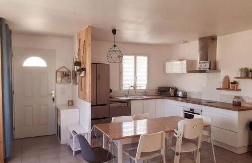 Maison ensoleillée de plain-pied ouvert sur un jardin clôturé - Foto 1