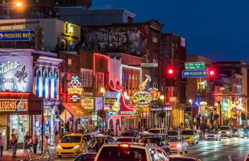 Modern House by Downtown with Garage and Fenced-in Yard - Foto 52