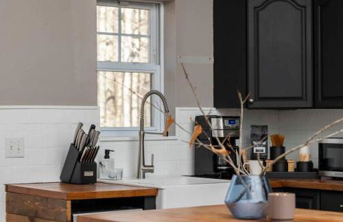 Chic Cabin with Hot Tub and Fire Pit - Foto 11