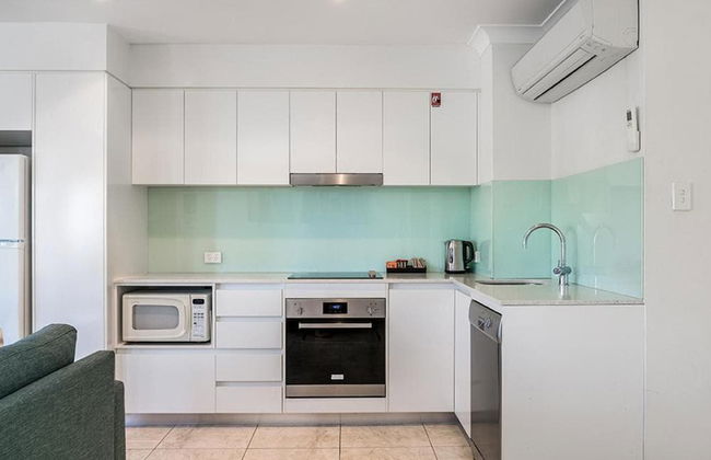 Bayview Beachfront Apartments, in town right on the beach - Foto 26