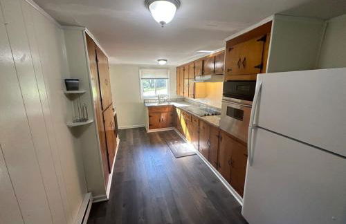 Charming 3-Bed, 1,5 Bath Home - Entire Space Just for You! - Photo 12