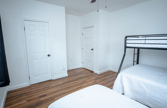 Downtown Remodeled Cozy 2br/1ba Home Sleeps 8 - Photo 22