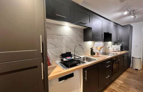 Old Betting Shop for 3 & Furry Friend - Photo 9