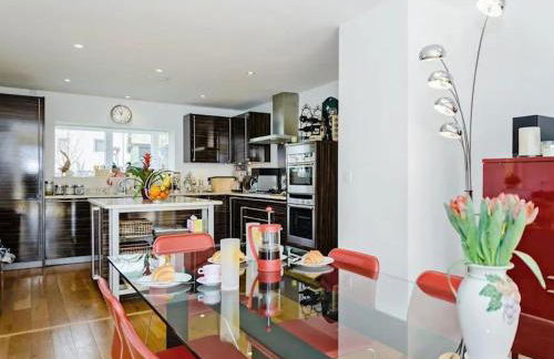 NEW Squirrels Leap Lake Views with Spa Access - Foto 7