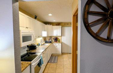 FairWestern, 5 bedrooms, 2 baths, sleeps 11 - Foto 8